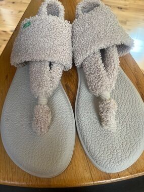 Sanuk Beige faux fur yoga mat flip flop